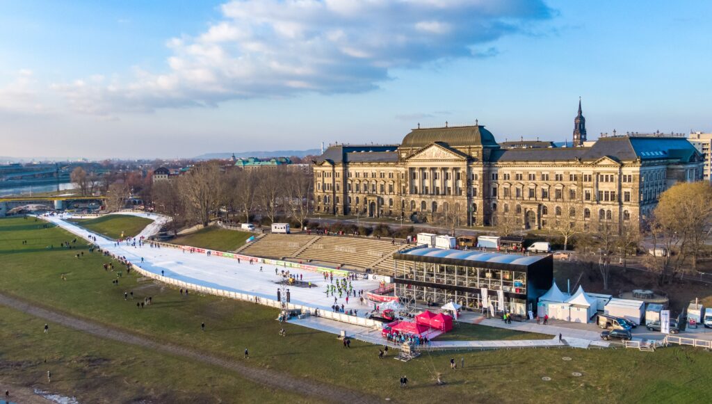 Aerial view of the race course in front of the State of Saxony’s Ministry of Culture building
