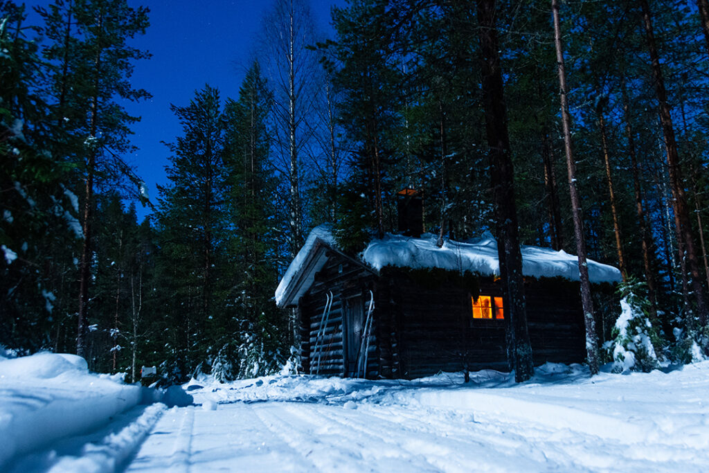 A cabin along the Öreälvsleden in Northern Sweden during the winter solstice.