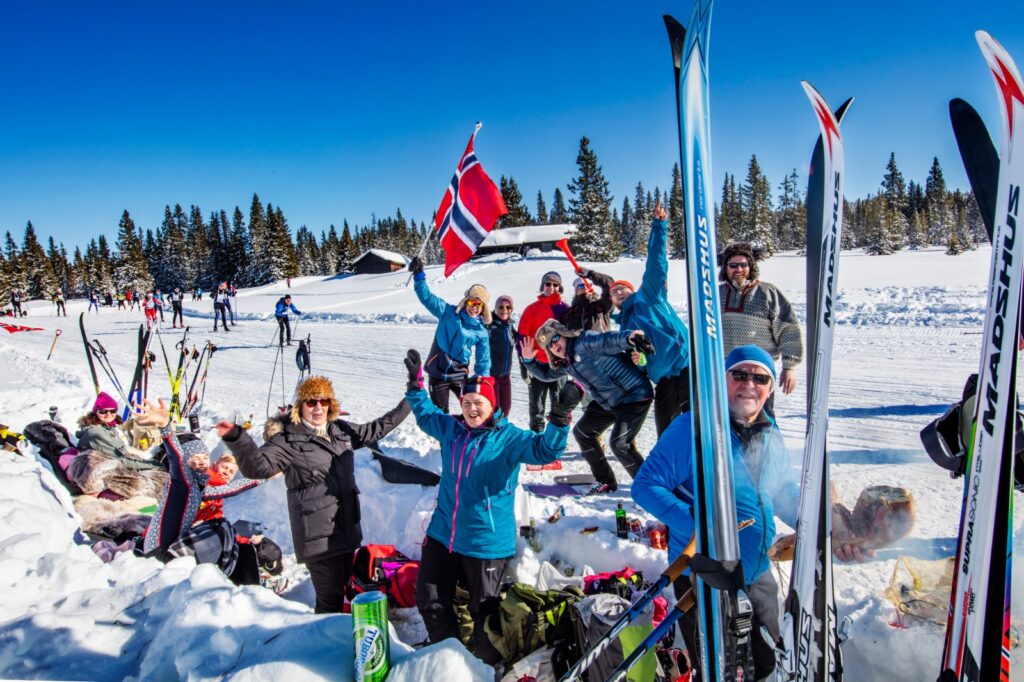 Spectators cheering on Birken skiers