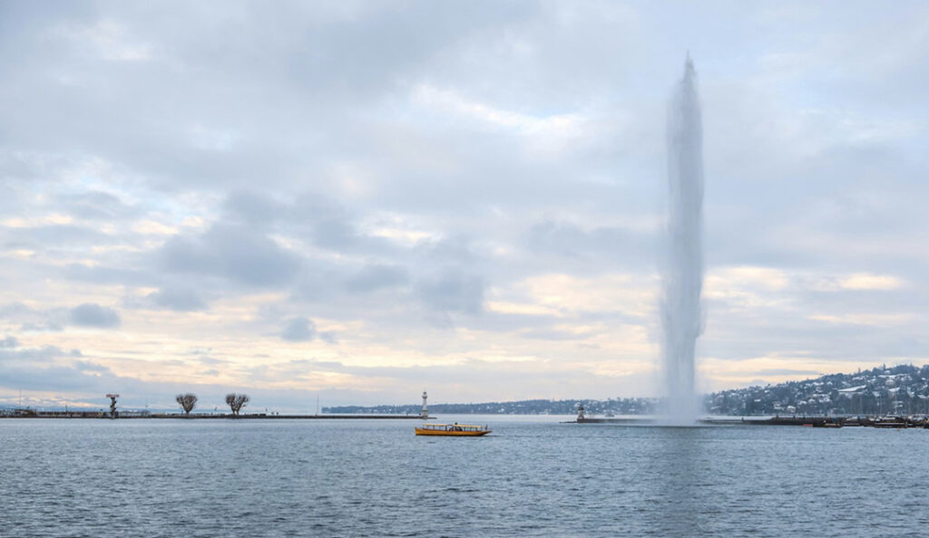 Lake Geneva in winter with the iconic Jet d'Eau from the Bains des Paquis spa