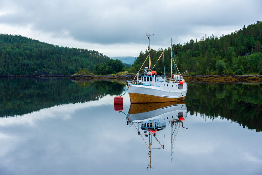 a boat close to the entrance of the Lomsdal-Visten Park