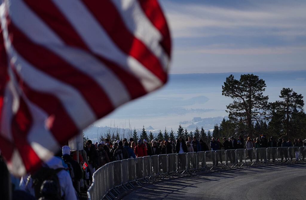 Fans walk to Holmenkollen Stadium