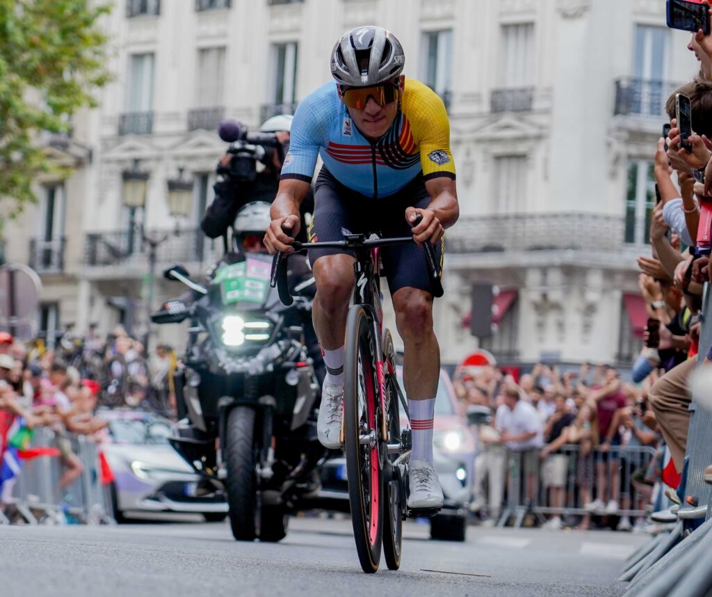 Remco Evanepoel en route to a Gold Medal, just 5 km before the finish, shortly before a flat tire forces a bike exchange.