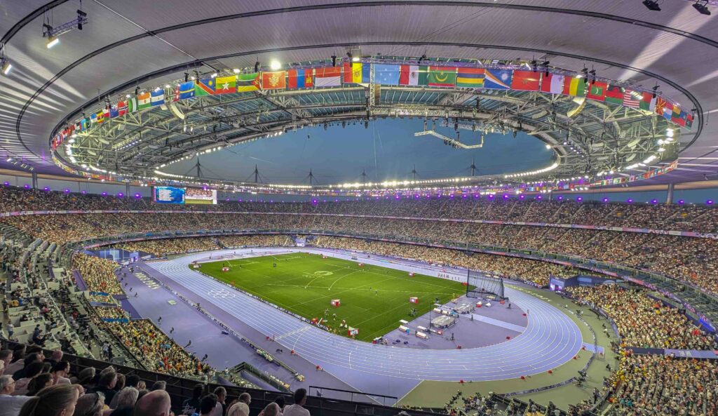 Men's 10k under the lights at the Stade de France.