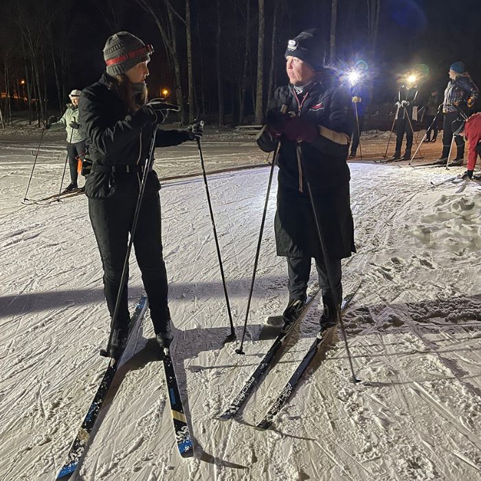 Coach Stephanie (right) discussing
the training plan with new skier
Kimberly.